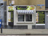 907486 Gezicht op de onlangs geopende kiosk van de 'Vershoek 2 Go -afhalen & bezorgen', in het pand Willem van ...